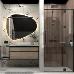 Nowoczesna łazienka z owalnym lustrem podświetlanym LED, umywalką nablatową, szafką z drewnianymi frontami i kabiną prysznicową z deszczownicą oraz siedziskiem z drewnianych listew.