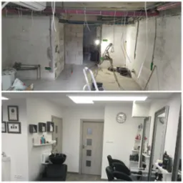 Dzielone zdjęcie: górna część przedstawia surowy stan pomieszczenia w trakcie remontu z widocznymi przewodami elektrycznymi, rurami i pustakami, a dolna część ukazuje wykończone wnętrze salonu...