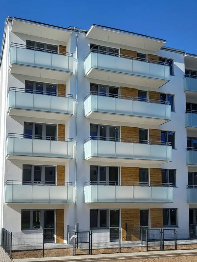 Realizacja 12 balkonów w bloku wielorodziny. Stal nierdzewna w połączeniu z mleczna szybą