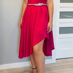 Anna's Fashion - Elegancka różowa sukienka wykonana z najdokładniejszą precyzją. Idealna na wesele oraz inne okolicznościowe przyjęcia.