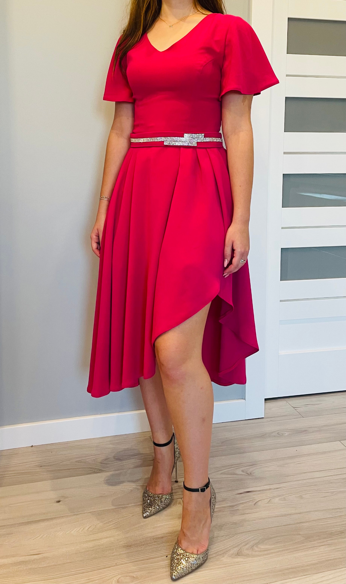 Elegancka różowa sukienka wykonana z najdokładniejszą precyzją. Idealna na wesele oraz inne okolicznościowe przyjęcia.