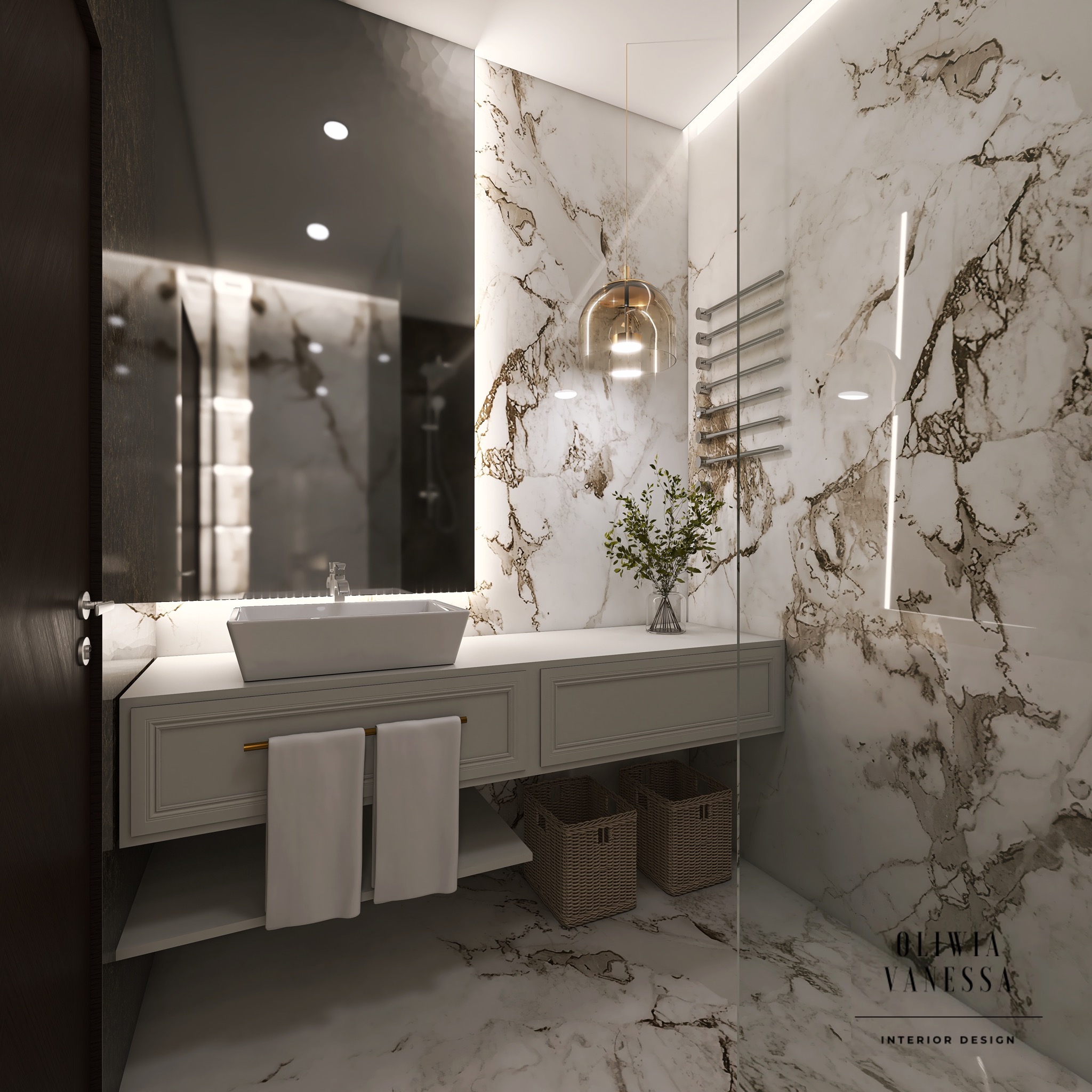 Elegancka łazienka z marmurowymi ścianami, wiszącą umywalką z dwoma ręcznikami, dekoracyjnym oświetleniem i rośliną w szklanym wazonie.