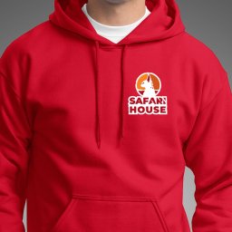 Blank Sp. z o.o. - Czerwona bluza z kapturem z białym logo Safari House przedstawiającym sylwetkę lwa w pomarańczowym okręgu.