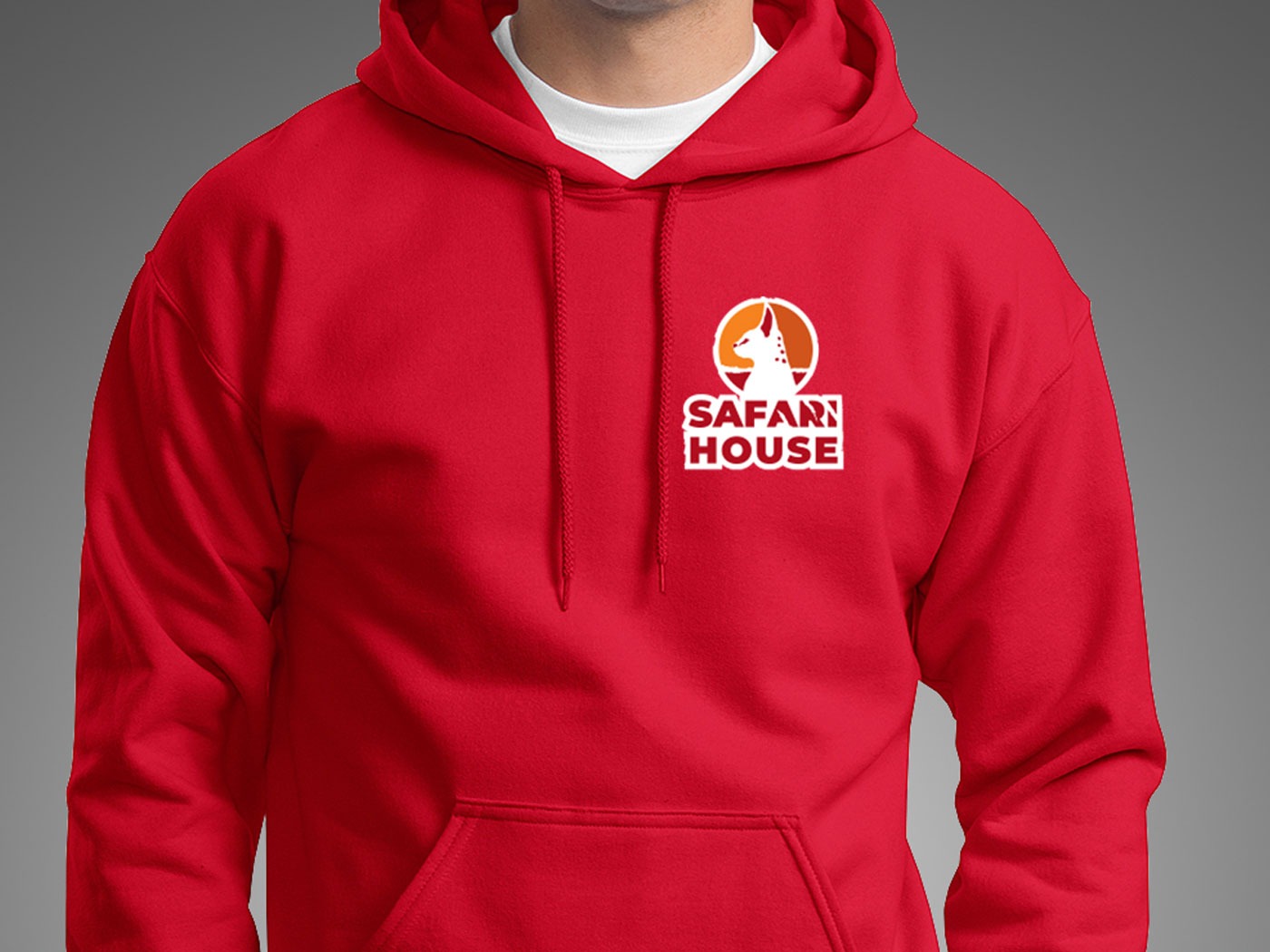 Czerwona bluza z kapturem z białym logo Safari House przedstawiającym sylwetkę lwa w pomarańczowym okręgu.