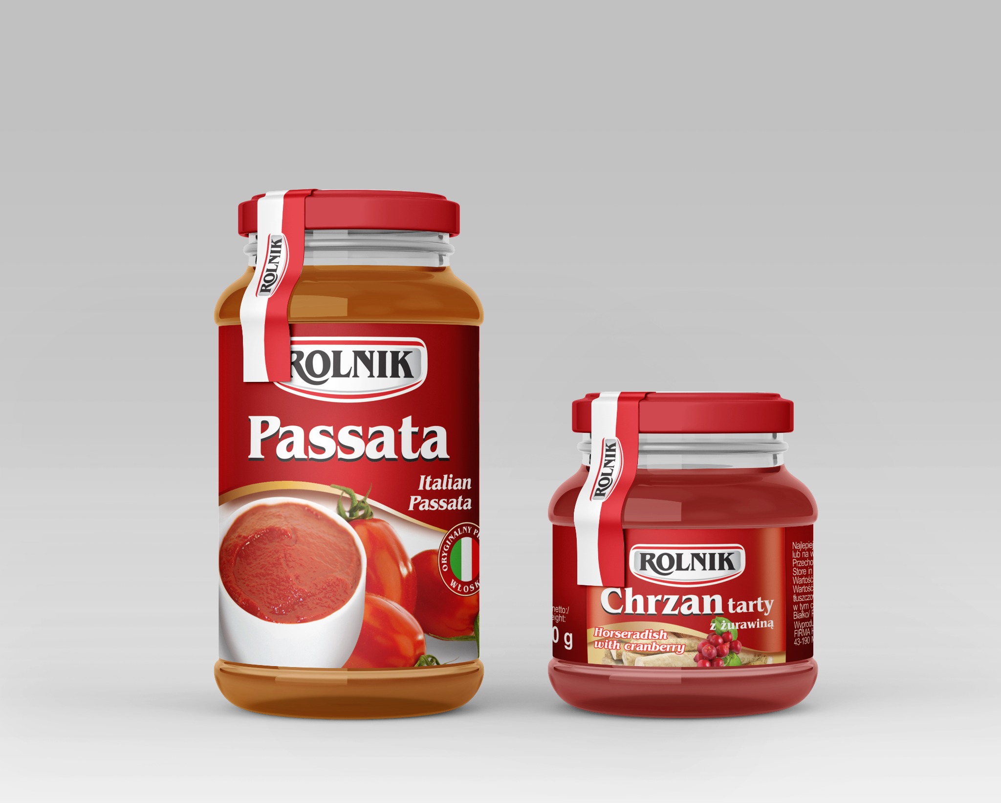 Dwie słoiki produktów Rolnik: Passata włoska i chrzan tarty z żurawiną, na jednolitym szarym tle, z widocznymi etykietami i detalami opakowania.