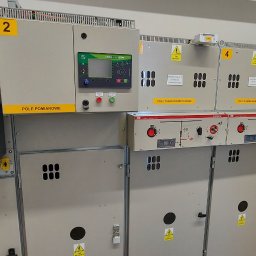 ProElektroeM Michał Zychowicz - Rozdzielnica elektryczna z modułami zasilającymi, pomiarowymi i transformatorowymi, oznaczona numerami od 1 do 6, z widocznymi panelami sterowania, wskaźnikami i tabliczkami ostrzegawczymi.