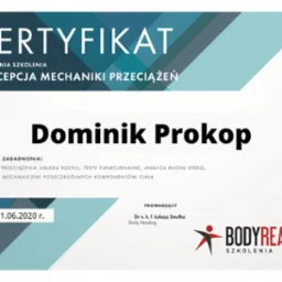 Certyfikat ukończenia szkolenia z zakresu mechaniki przeciążeń, wydany na imię Dominik Prokop, obejmujący zagadnienia związane z układem ruchu i analizą wideo, prowadzony przez dr Łukasza Smołkę...