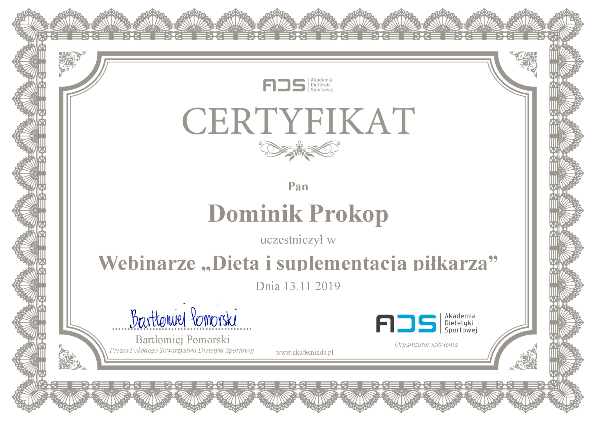 Certyfikat ukończenia webinaru 'Dieta i suplementacja piłkarza' przez Dominika Prokopa, wydany przez Akademię Dietetyki Sportowej z podpisem Bartłomieja Pomorskiego, Prezesa Polskiego Towarzystwa...