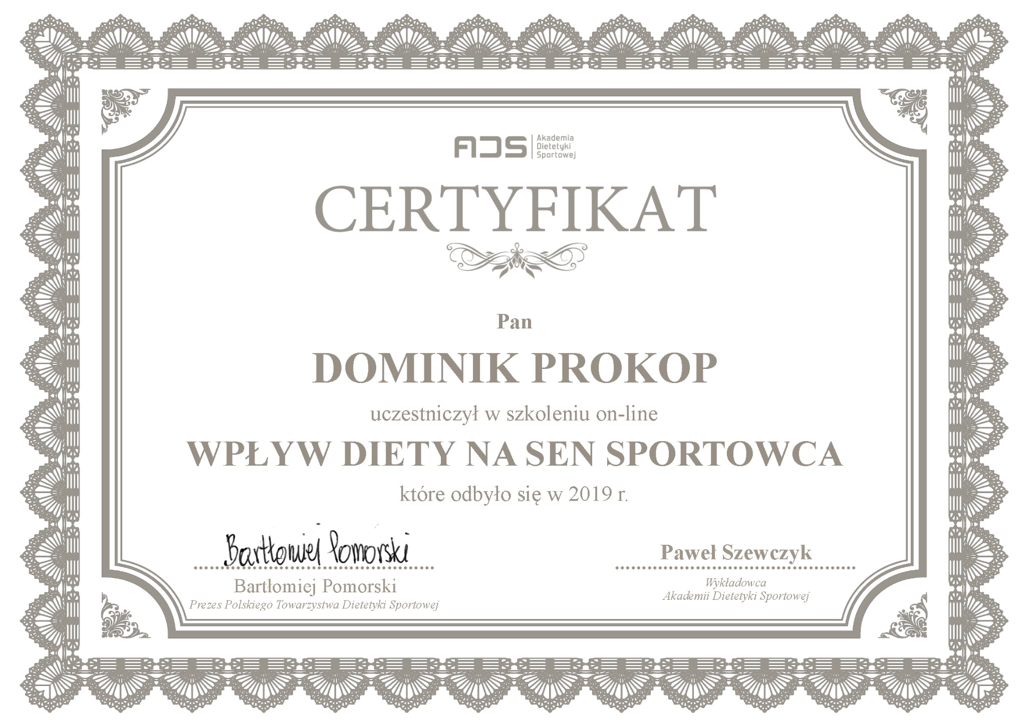 Certyfikat uczestnictwa w szkoleniu on-line 'Wpływ diety na sen sportowca' z 2019 roku, wystawiony dla Dominika Prokopa przez Akademię Dietetyki Sportowej, podpisany przez Bartłomieja Pomorskiego...