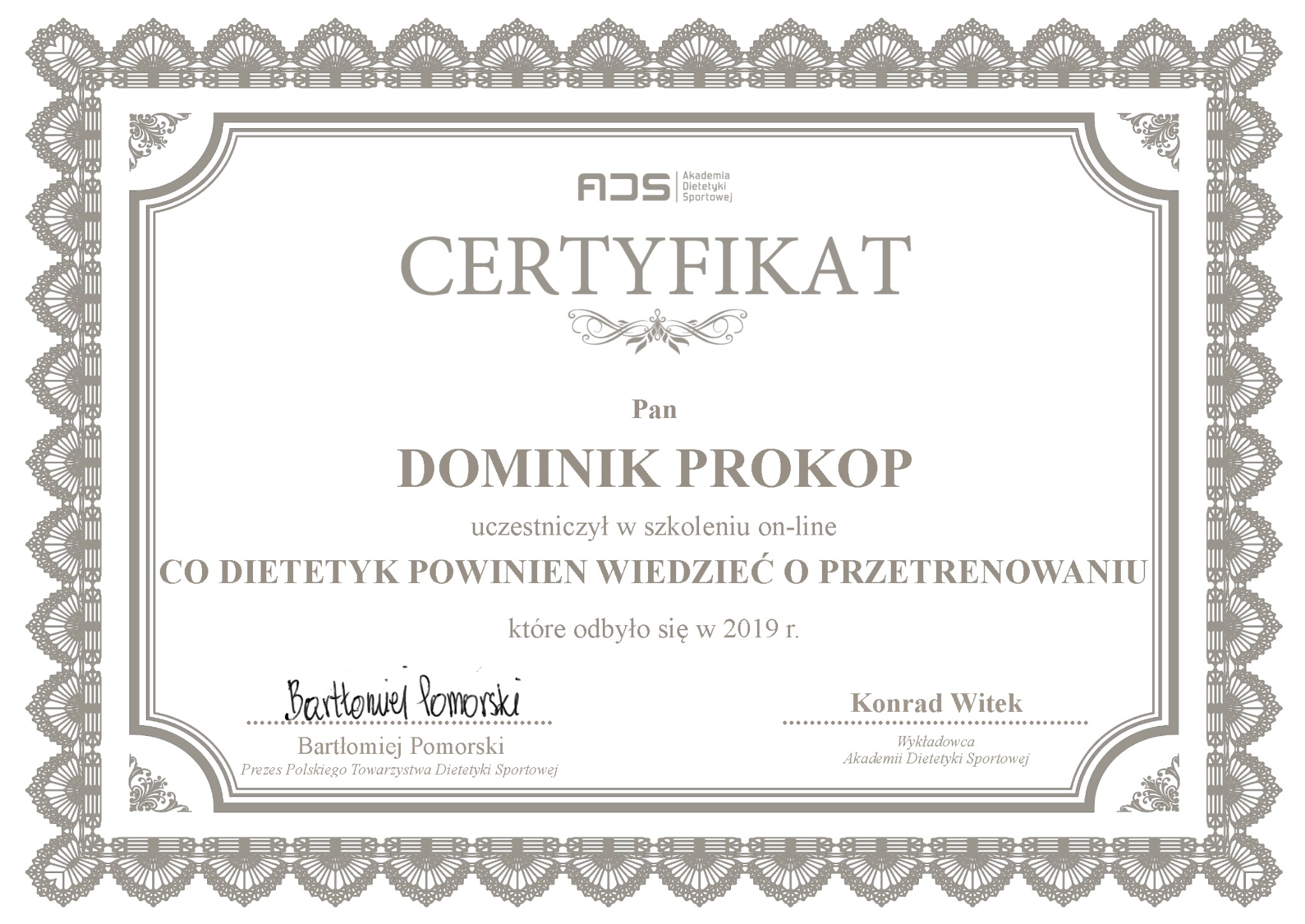 Certyfikat Akademii Dietetyki Sportowej dla Dominika Prokopa za uczestnictwo w szkoleniu online 'Co dietetyk powinien wiedzieć o przetrenowaniu', 2019 rok, podpisany przez Bartłomieja Pomorskiego...