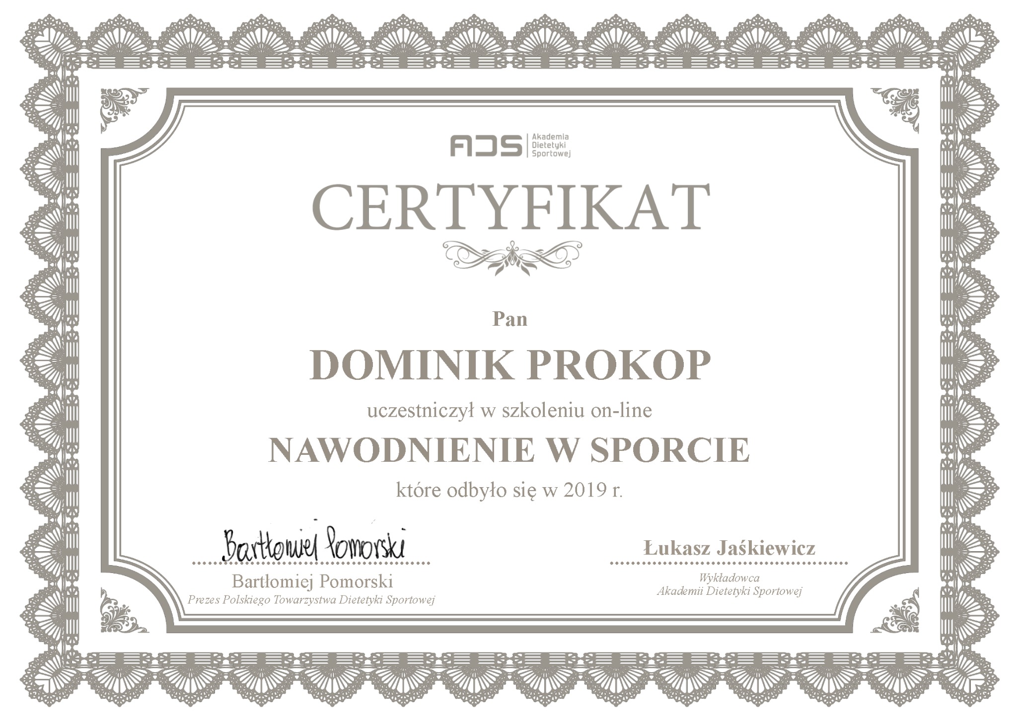 Certyfikat Akademii Dietetyki Sportowej dla Dominika Prokopa za udział w szkoleniu on-line 'Nawodnienie w Sporcie' z 2019 roku, podpisany przez Bartłomieja Pomorskiego i Łukasza Jaśkiewicza.