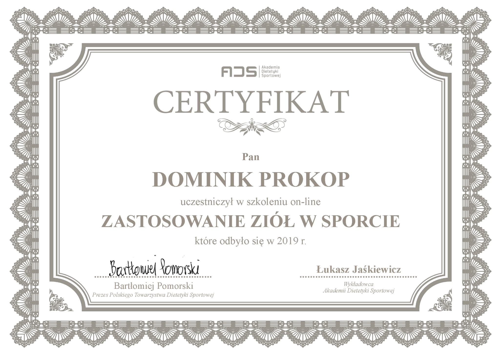 Certyfikat Akademii Dietetyki Sportowej dla Dominika Prokopa za uczestnictwo w szkoleniu on-line 'Zastosowanie ziół w sporcie' w 2019 roku, podpisany przez Bartłomieja Pomorskiego i Łukasza...