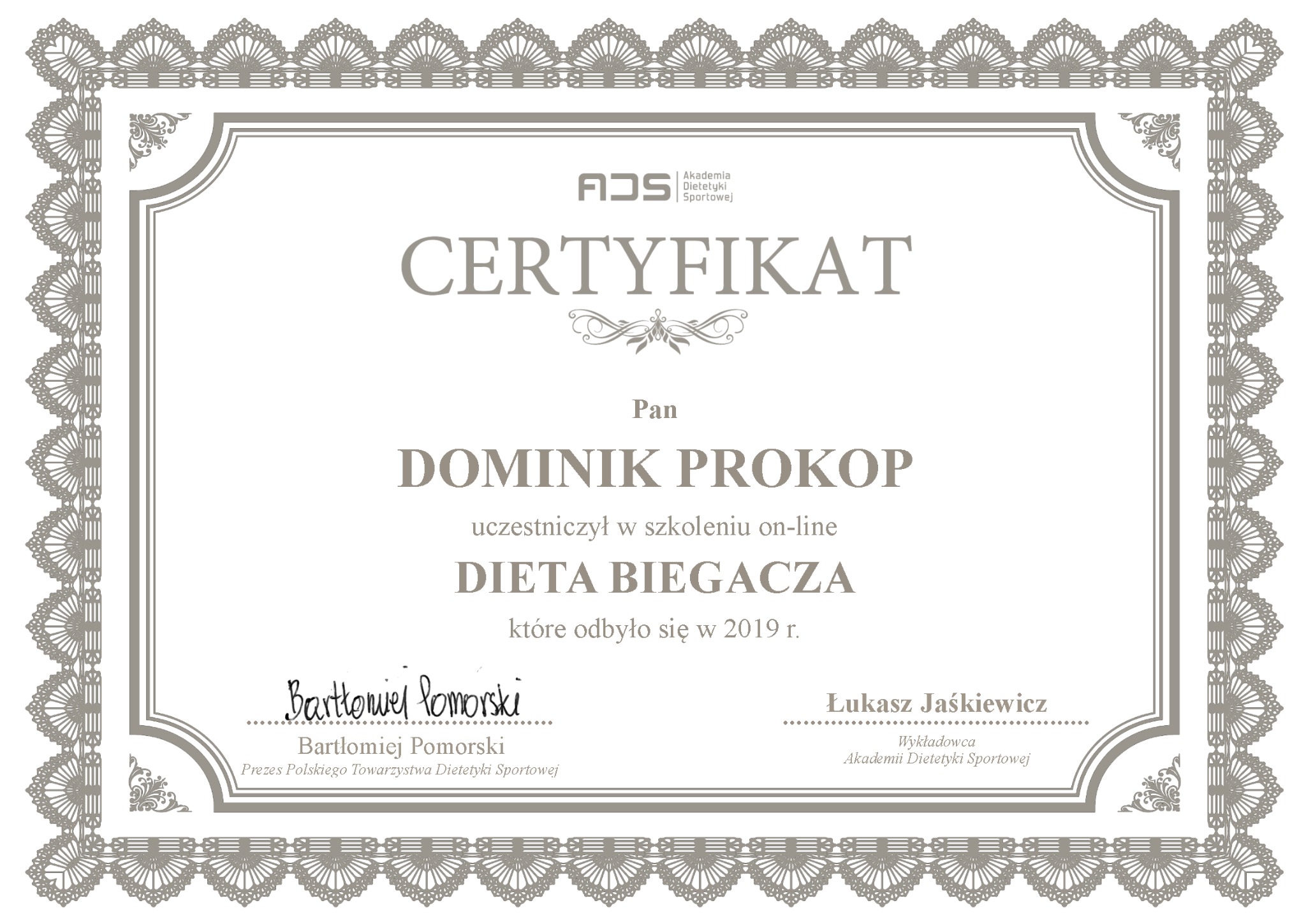 Certyfikat Akademii Dietetyki Sportowej dla Dominika Prokopa za ukończenie szkolenia on-line 'Dieta Biegacza' z 2019 roku, podpisany przez Bartłomieja Pomorskiego i Łukasza Jaśkiewicza, ozdobna...