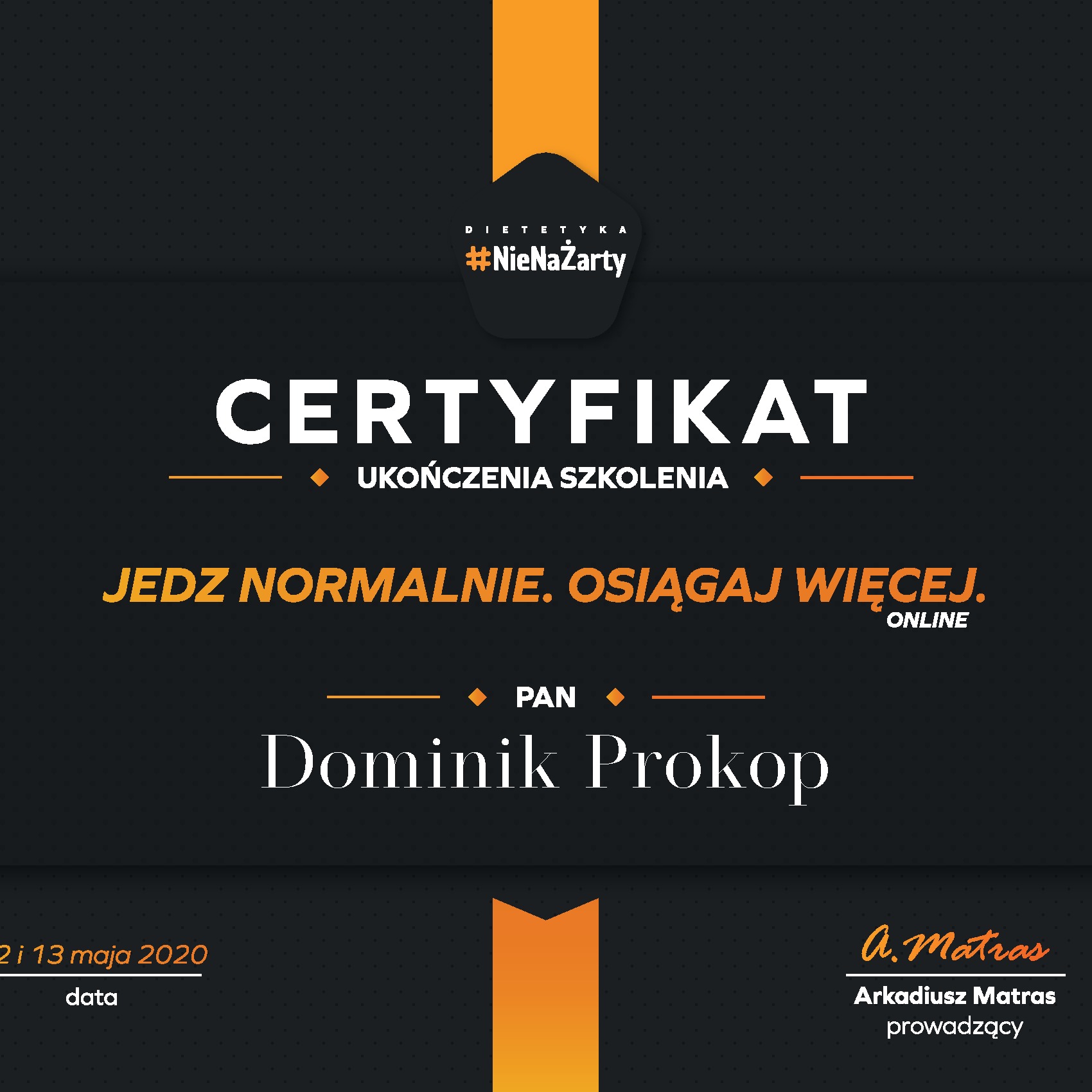 Grafika przedstawiająca certyfikat ukończenia szkolenia dietetycznego z hasłem 'Jedz normalnie. Osiągaj więcej.' i nazwiskiem Dominik Prokop, wydany przez A. Matras.