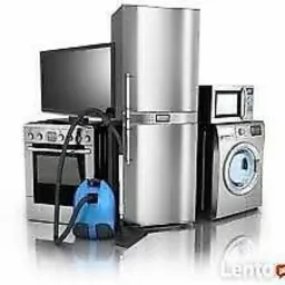 Zestaw srebrnych urządzeń AGD: telewizor, piekarnik, odkurzacz, lodówka, mikrofalówka i pralka, ustawione obok siebie na białym tle z odbiciem.