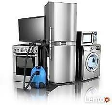 Zestaw srebrnych urządzeń AGD: telewizor, piekarnik, odkurzacz, lodówka, mikrofalówka i pralka, ustawione obok siebie na białym tle z odbiciem.