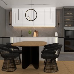 Aurum Studio - Pracownia projektowania wnętrz - Nowoczesna aranżacja kuchni z wyspą i czarnymi krzesłami. Szare szafki, marmurowy backsplash i drewniana podłoga tworzą elegancką przestrzeń.