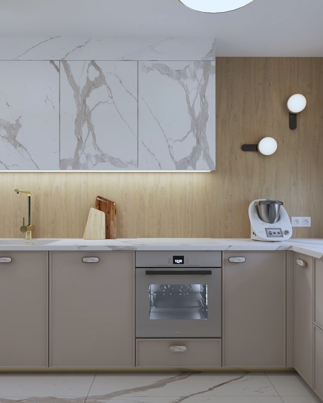 Elegancka kuchnia z marmurowymi szafkami górnymi, beżowymi szafkami dolnymi i złotą armaturą. Na blacie stoi robot kuchenny Thermomix.