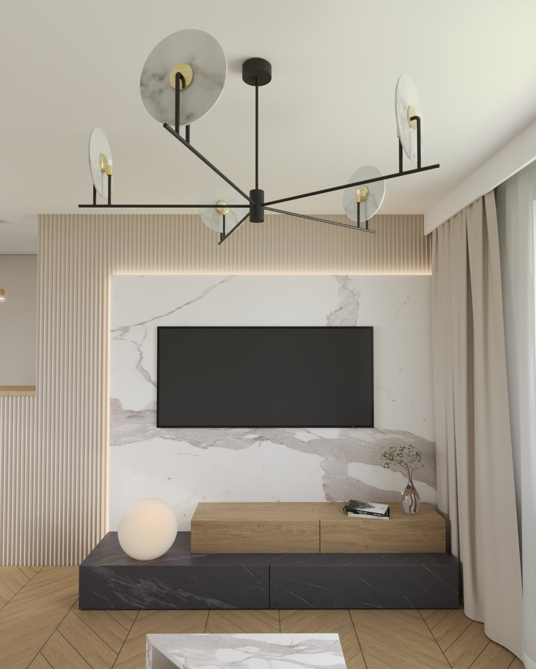 Nowoczesny salon z marmurową ścianą TV, drewnianą szafką RTV i designerską lampą sufitową. Parkiet w jodełkę i stonowana kolorystyka tworzą eleganckie wnętrze.
