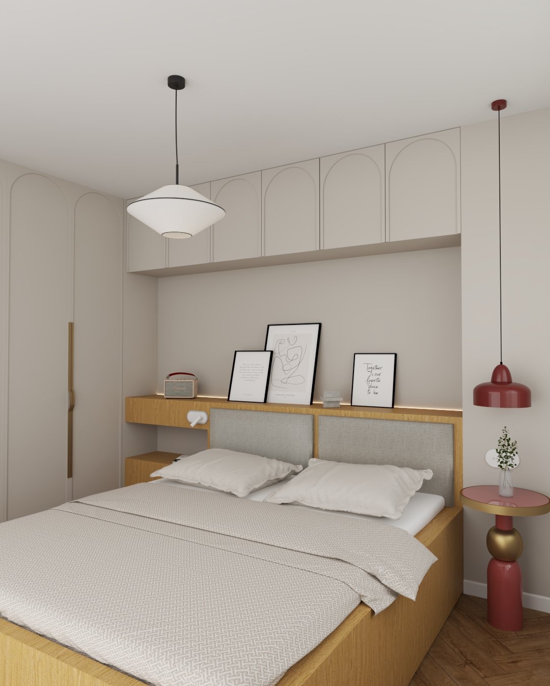 Jasna sypialnia z drewnianym łóżkiem, lampami wiszącymi i minimalistycznymi dekoracjami. Nad łóżkiem półka z obrazkami w czarnych ramkach.