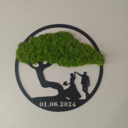Dekoracje do wnętrz - Dekoracja ścienna: czarny, okrągły panel z wyciętym motywem drzewa z koroną z mchu, pod drzewem sylwetki pary tanecznej, poniżej data 01.08.2024.