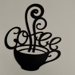Dekoracje do wnętrz - Czarna, metalowa dekoracja ścienna przedstawiająca filiżankę kawy z napisem 'coffee', wykonana techniką cięcia CNC.