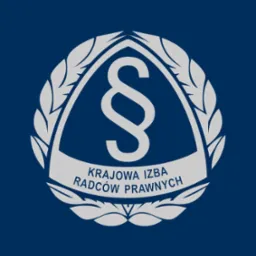 Logo Krajowej Izby Radców Prawnych na granatowym tle. Srebrny paragraf w trójkącie, otoczony wieńcem laurowym. Elegancki, oficjalny symbol.
