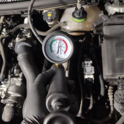 Po każdym złożeniu silnika lub mocniejszej ingerencji w układ chłodzenia samochodu kontrolujemy szczelność układu chłodzenia 