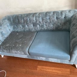 Kostiantyn Kalymaha - Turkusowa sofa Chesterfield z wyraźną różnicą w czystości między wypraną a niewypraną częścią siedziska, ukazująca skuteczność zabiegu.