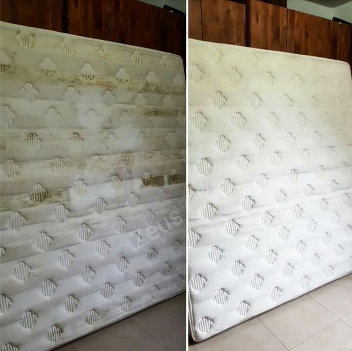 Materac z widoczną różnicą przed i po czyszczeniu, po lewej stronie silne zabrudzenia, po prawej czysta powierzchnia, widoczne drewniane szafki w tle.