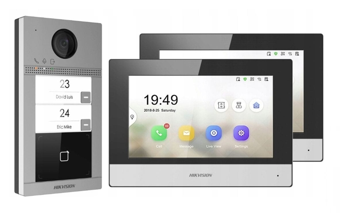 Zestaw wideodomofonowy Hikvision z panelem zewnętrznym z kamerą i dwoma monitorami LCD z interfejsem użytkownika prezentującym opcje połączeń i ustawień.