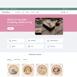 Reklama Karol Dolata - Projekt strony internetowej sklepu z prezentami, widoczne elementy nawigacyjne, grafika z zapakowanymi prezentami i drewniane lampki z imionami dzieci.