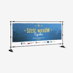 Reklama Karol Dolata - Baner reklamowy na stojaku, upamiętniający sześć wieków Rynku, z datą zakończenia rewitalizacji 29.08.2020, logotypy Funduszy Europejskich, Rzeczpospolitej Polskiej, Unii Europejskiej i Gminy...