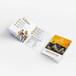 Reklama Karol Dolata - Rozłożona broszura reklamowa z hasłem 'Postaw na jakość!' i wizerunkiem instalatorów fotowoltaiki oraz zamknięta broszura z wizualizacją domu z panelami słonecznymi i logo firmy 'Fotowoltaika'.