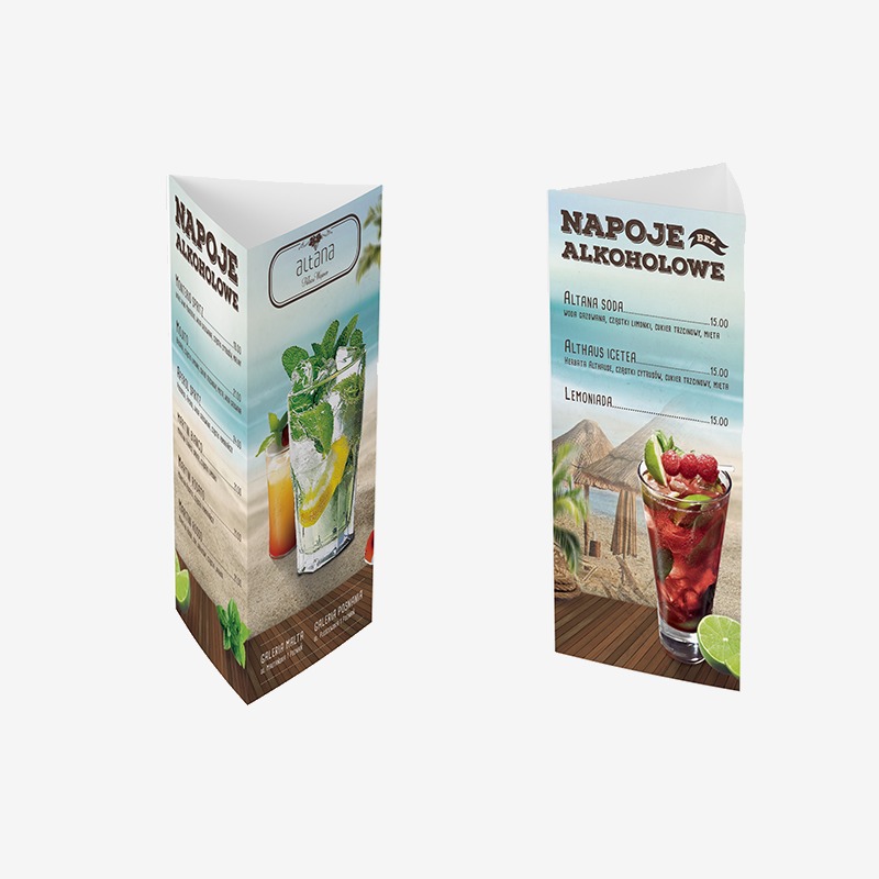 Dwa trójkątne stojaki reklamowe z menu napojów alkoholowych, każdy z innym drinkiem na tle plaży i palm.