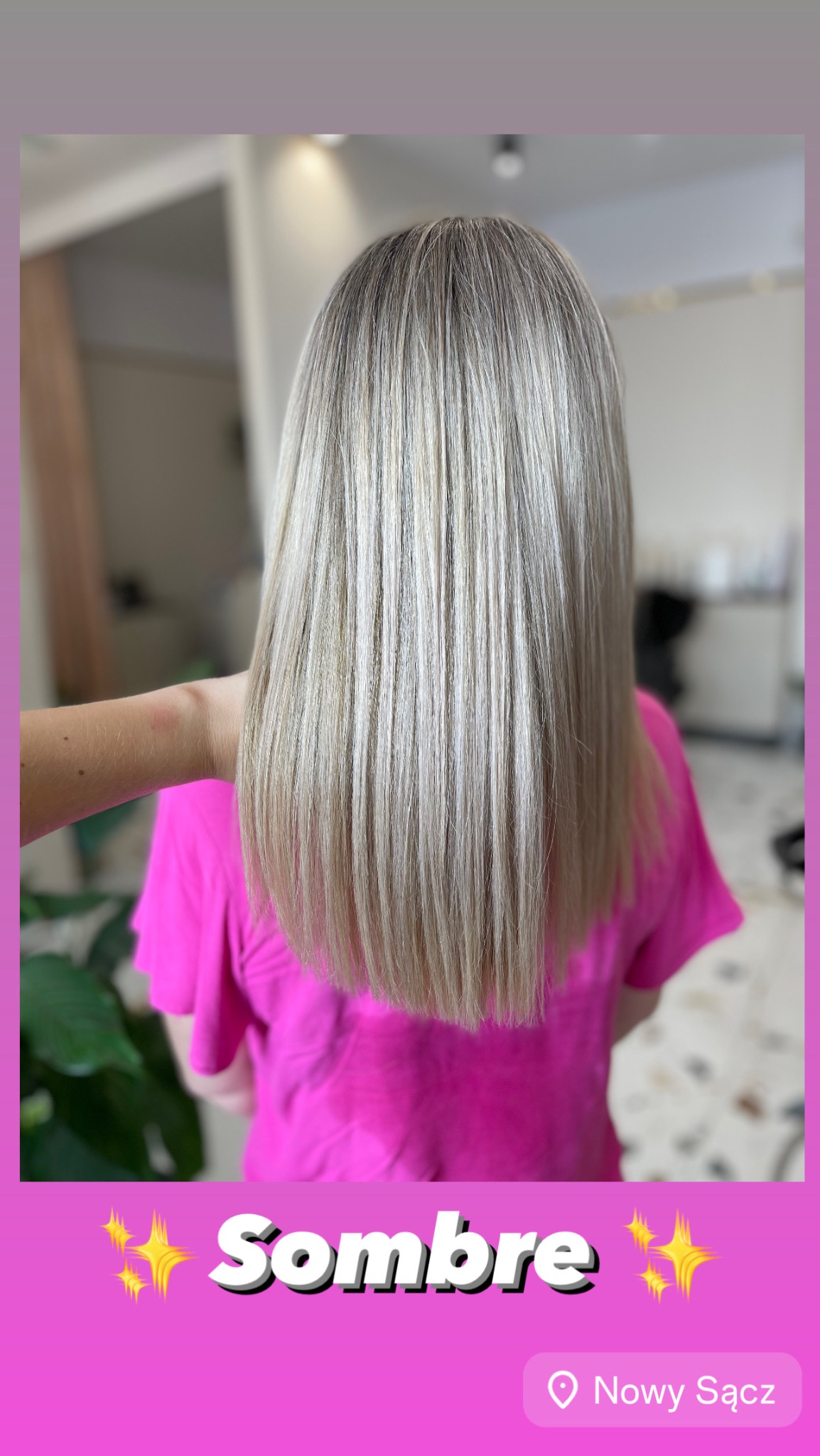 Blond włosy po koloryzacji sombre, proste, sięgające ramion, widok z tyłu na tle jasnego wnętrza salonu.