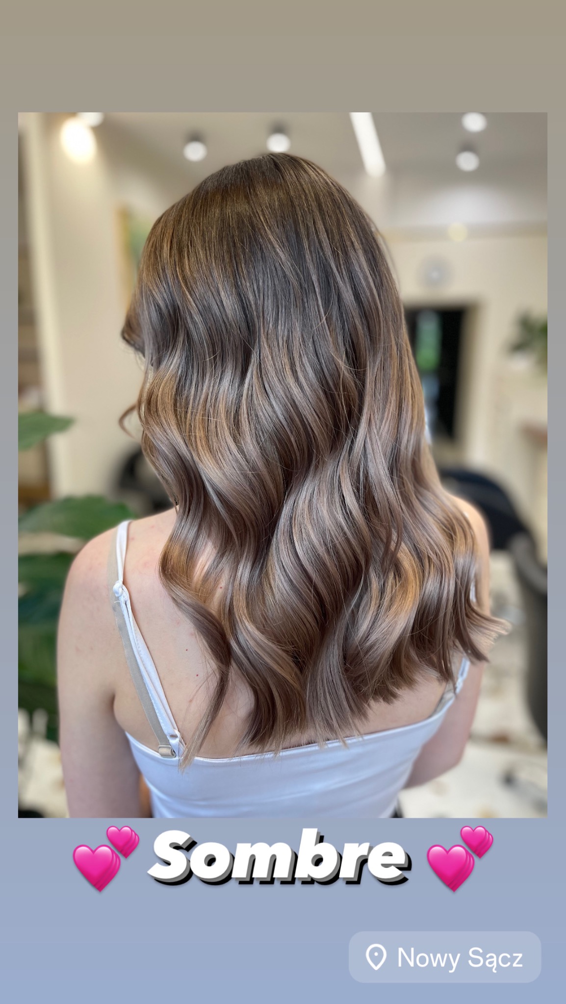 Włosy w stylu sombre, z delikatnymi falami, widoczne od tyłu, z subtelnym przejściem kolorów od ciemnego brązu u nasady do jasnego blondu na końcach. Na dole zdjęcia naklejka z napisem Sombre...