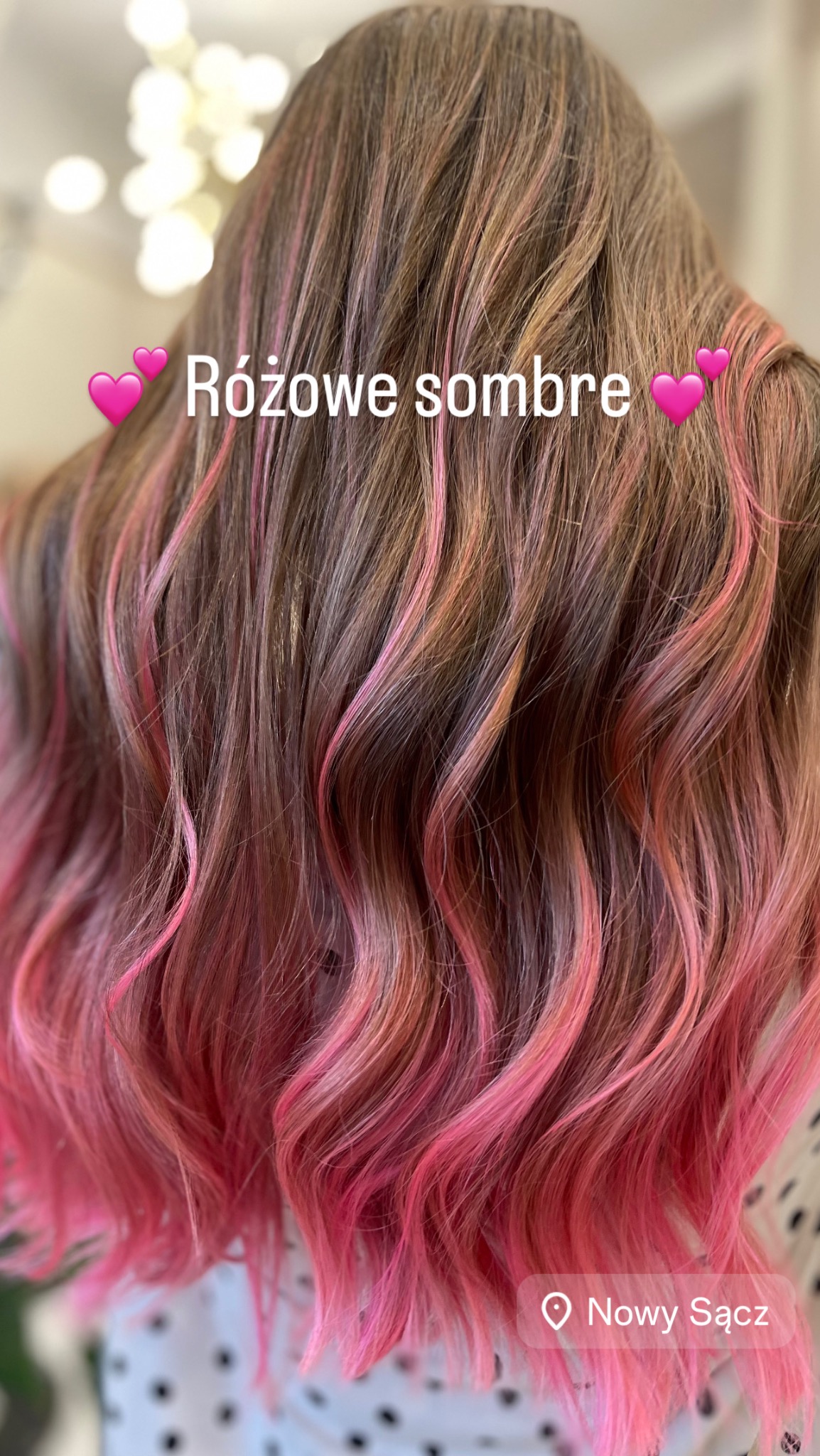 Brązowe włosy z różowym sombre, delikatne fale, widok z tyłu, jasne oświetlenie.