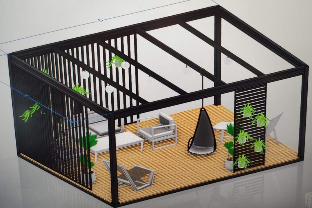 Wizualizacja 3D nowoczesnej altany z czarną konstrukcją, drewnianą podłogą i minimalistycznymi meblami ogrodowymi oraz wiszącym fotelem, uzupełniona o rośliny doniczkowe.