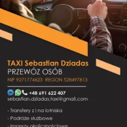 Reklama usług taksówkarskich: kierowca trzymający kierownicę, widok na deskę rozdzielczą samochodu, z przodu pomarańczowo-czarne tło z danymi kontaktowymi firmy TAXI Sebastian Dziadas.