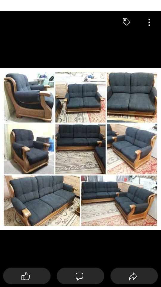 Komplet wypoczynkowy: fotel, sofa dwuosobowa i trzyosobowa z ciemną tapicerką i drewnianymi elementami, prezentowany w różnych ujęciach na kolażu.