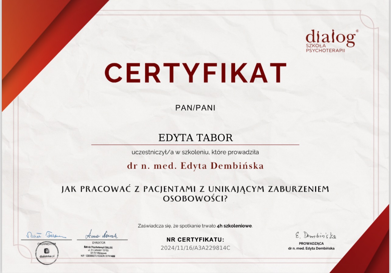 Certyfikat ukończenia szkolenia 'Jak pracować z pacjentami z unikającym zaburzeniem osobowości?' wydany przez Szkołę Psychoterapii Dialog dla Edyty Tabor, podpisany przez dyrektor Annę Nowak...