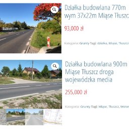 Nieruchomości Monika Błaszczak - Dwie działki budowlane w Miąsem Tłuszczu, widok z drogi, w tle domy i drzewa.