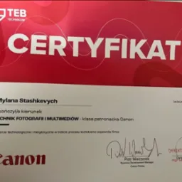 Certyfikat ukończenia kierunku Technik Fotografii i Multimediów, klasa patronacka Canon, wystawiony przez TEB Technikum dla Mylany Stashkevych, podpisany przez Piotra Wieczorka z Canon Polska...