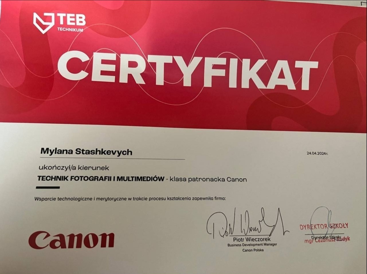 Certyfikat ukończenia kierunku Technik Fotografii i Multimediów, klasa patronacka Canon, wystawiony przez TEB Technikum dla Mylany Stashkevych, podpisany przez Piotra Wieczorka z Canon Polska...