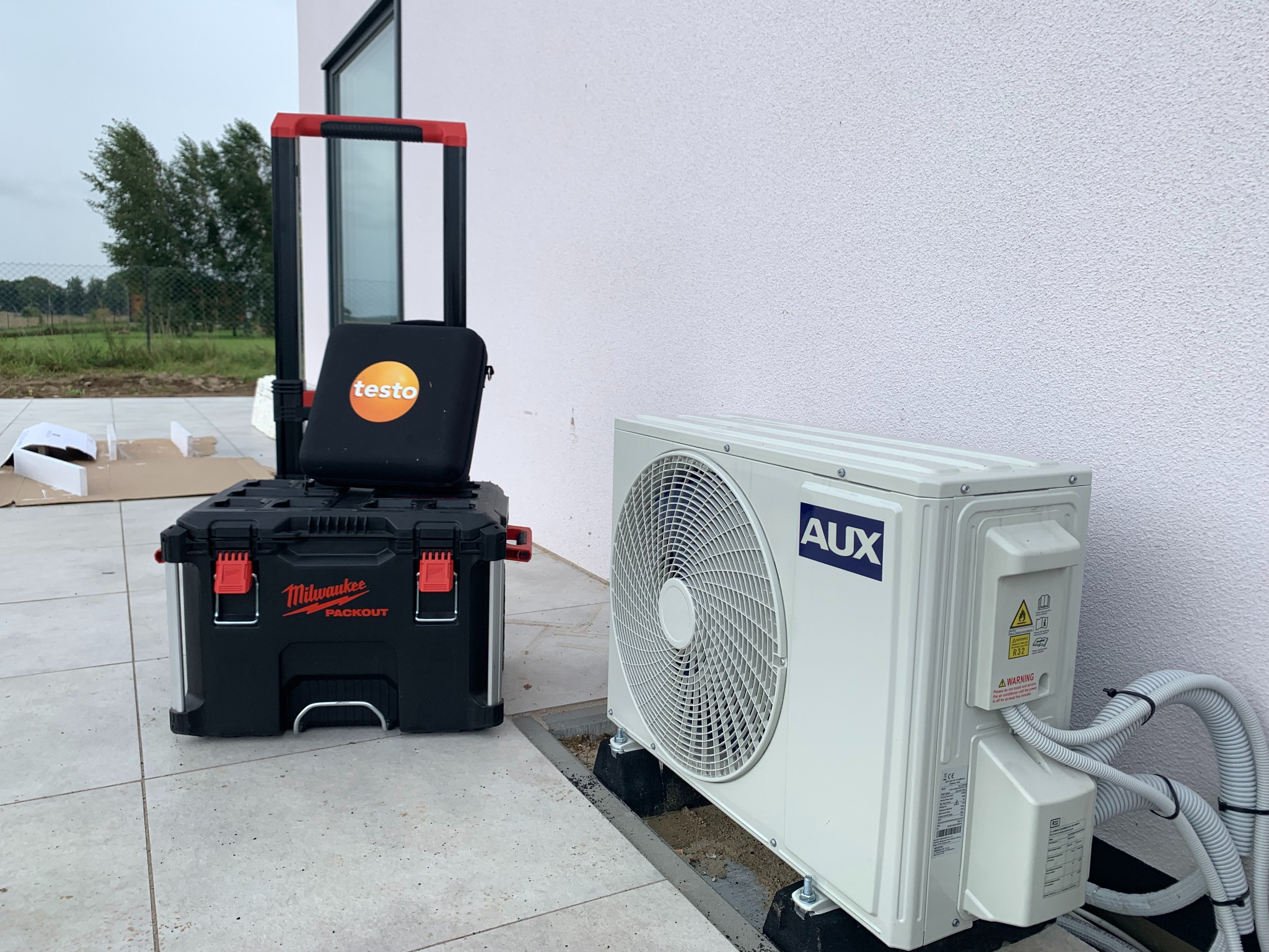 AUX Q-Smart Premium - montaż w budynku jednorodzinnym Sendom Smart