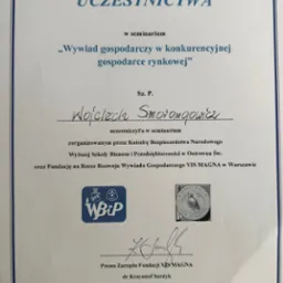 Skan certyfikatu uczestnictwa w seminarium 'Wywiad gospodarczy w konkurencyjnej gospodarce rynkowej', z podpisami i pieczęciami Wyższej Szkoły Biznesu i Przedsiębiorczości oraz Fundacji VIS MAGNA.