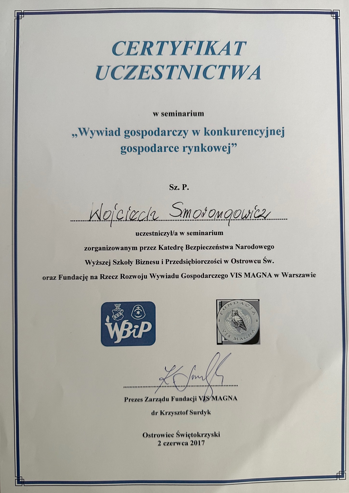 Skan certyfikatu uczestnictwa w seminarium 'Wywiad gospodarczy w konkurencyjnej gospodarce rynkowej', z podpisami i pieczęciami Wyższej Szkoły Biznesu i Przedsiębiorczości oraz Fundacji VIS MAGNA.
