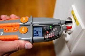 Pomiary Napięć i Ustalenie Kolejności Faz i Połączeń Ochronnych w Gniazdach.