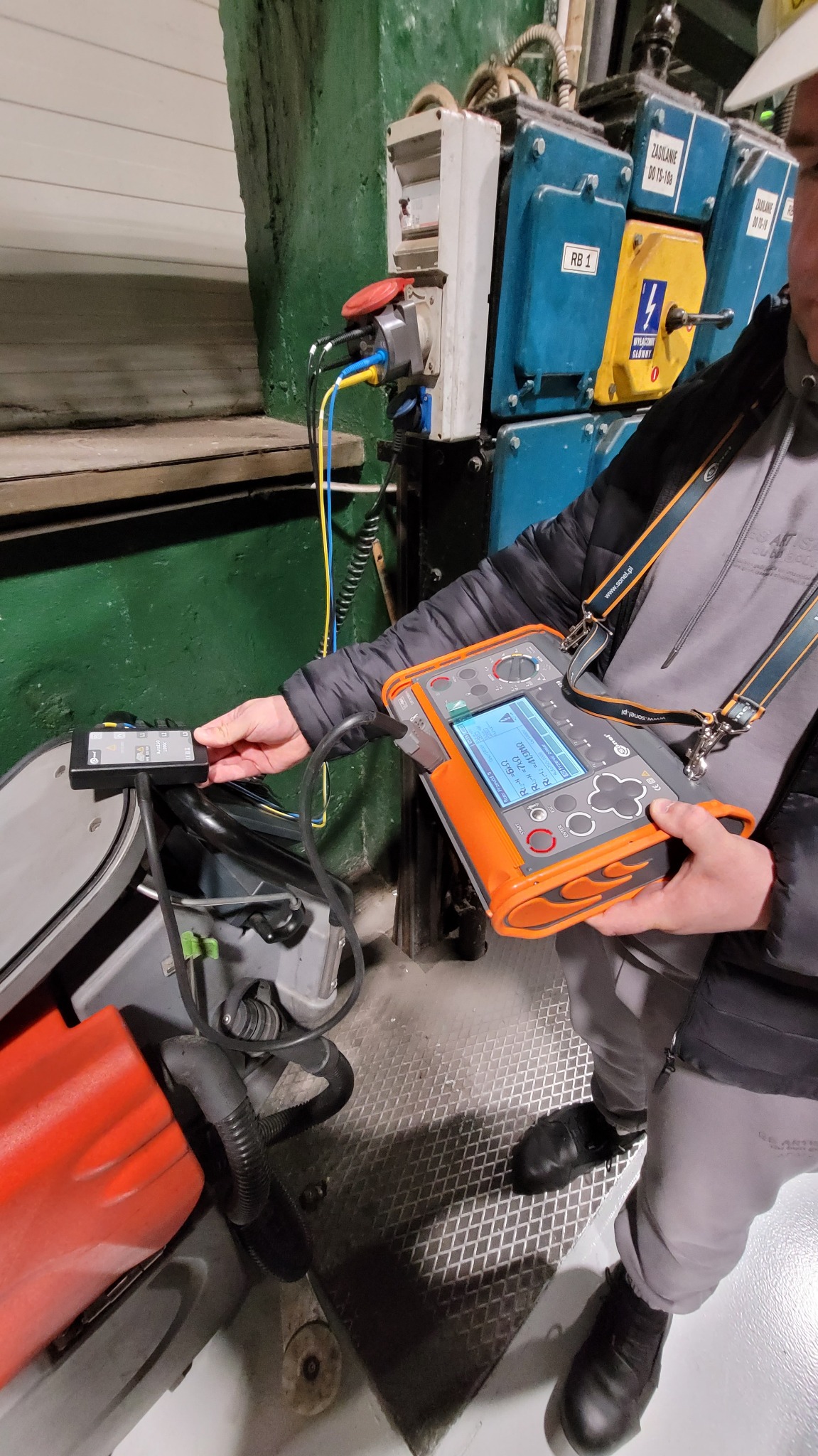 Pomiar rezystancji izolacji w układzie trójfazowym. Wszystkie wartości zmierzone za jednym pomiarem.